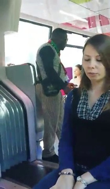 Il déclare sa flamme à une femme qu’il drague depuis 7 ans dans le métro