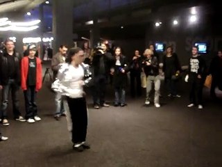 Sosie de Michael Jackson en action !
