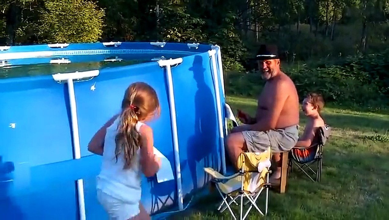 Une façon très originale de vider sa piscine