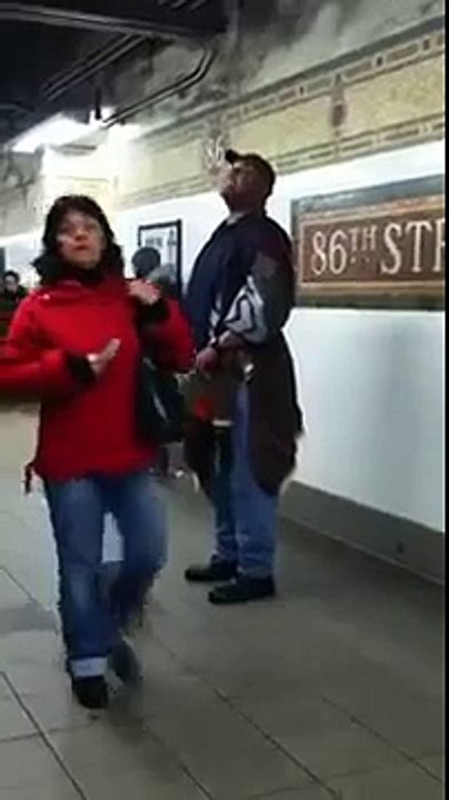 Un sans abris chante "Someone Like You"