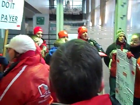 Manifestants investissent le siège montois de BNP Paribas