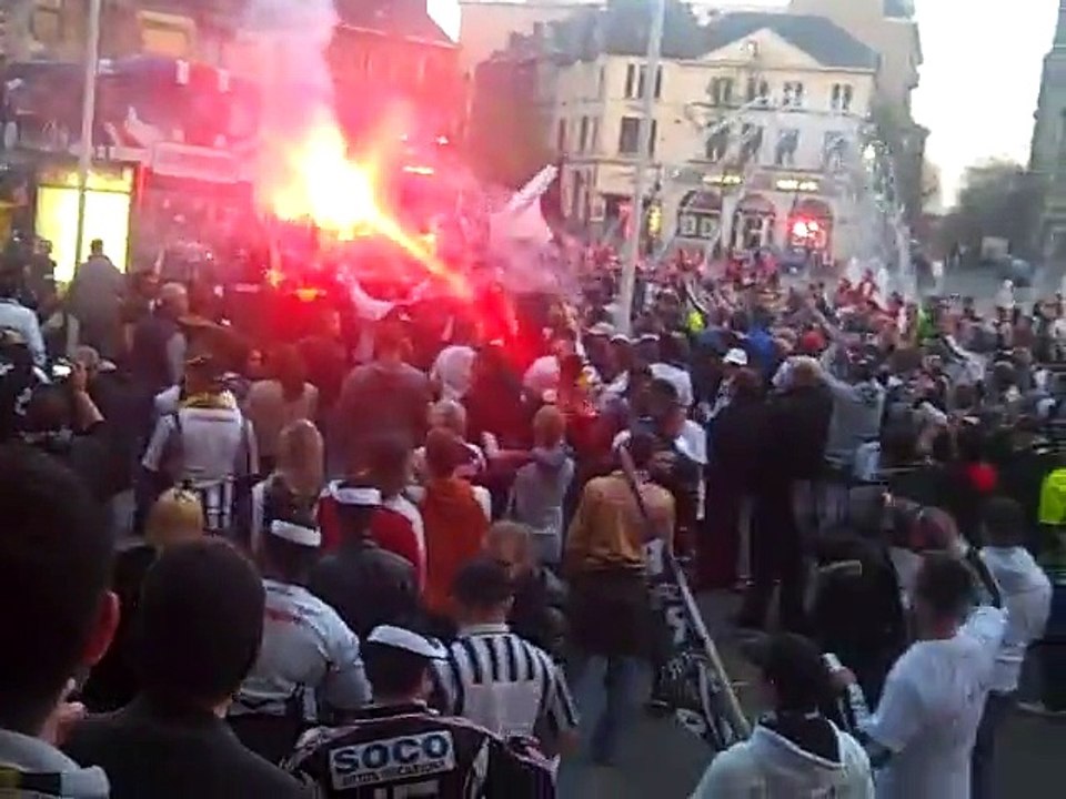 Les joueurs acclamés par la foule sur le balcon de l'Hôtel de ville