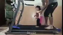 أب يختبر ابنته الصغيرة على جهاز الركض ههههه