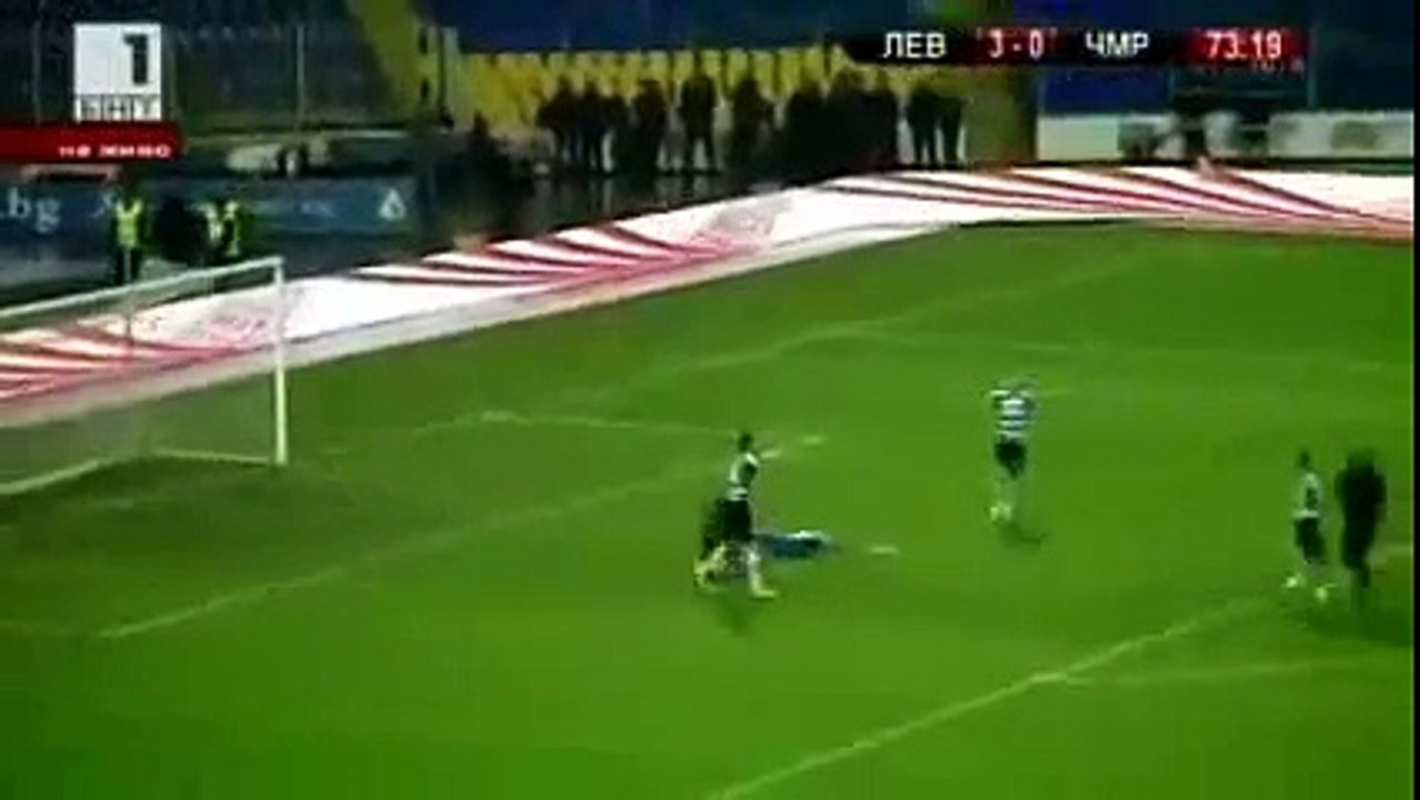 Il s'en prend à un arbitre qui siffle un péno contre lui