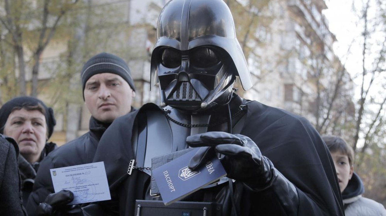 Dark Vador interdit de vote en Ukraine - ZAPPING ACTU HEBDO 01/11/2014