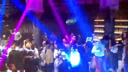 Les Diables font la fête en boîte