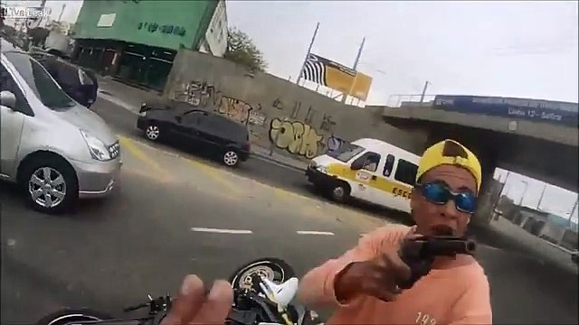 Il vole une moto puis se prend deux balles