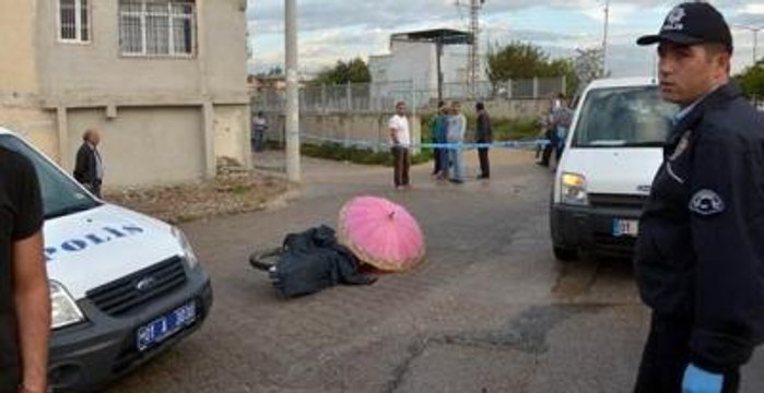 Gözü Dönmüş Şahıs, Tanınmamak İçin Kara Çarşaf Giydi, 2 Kişiyi Vurdu