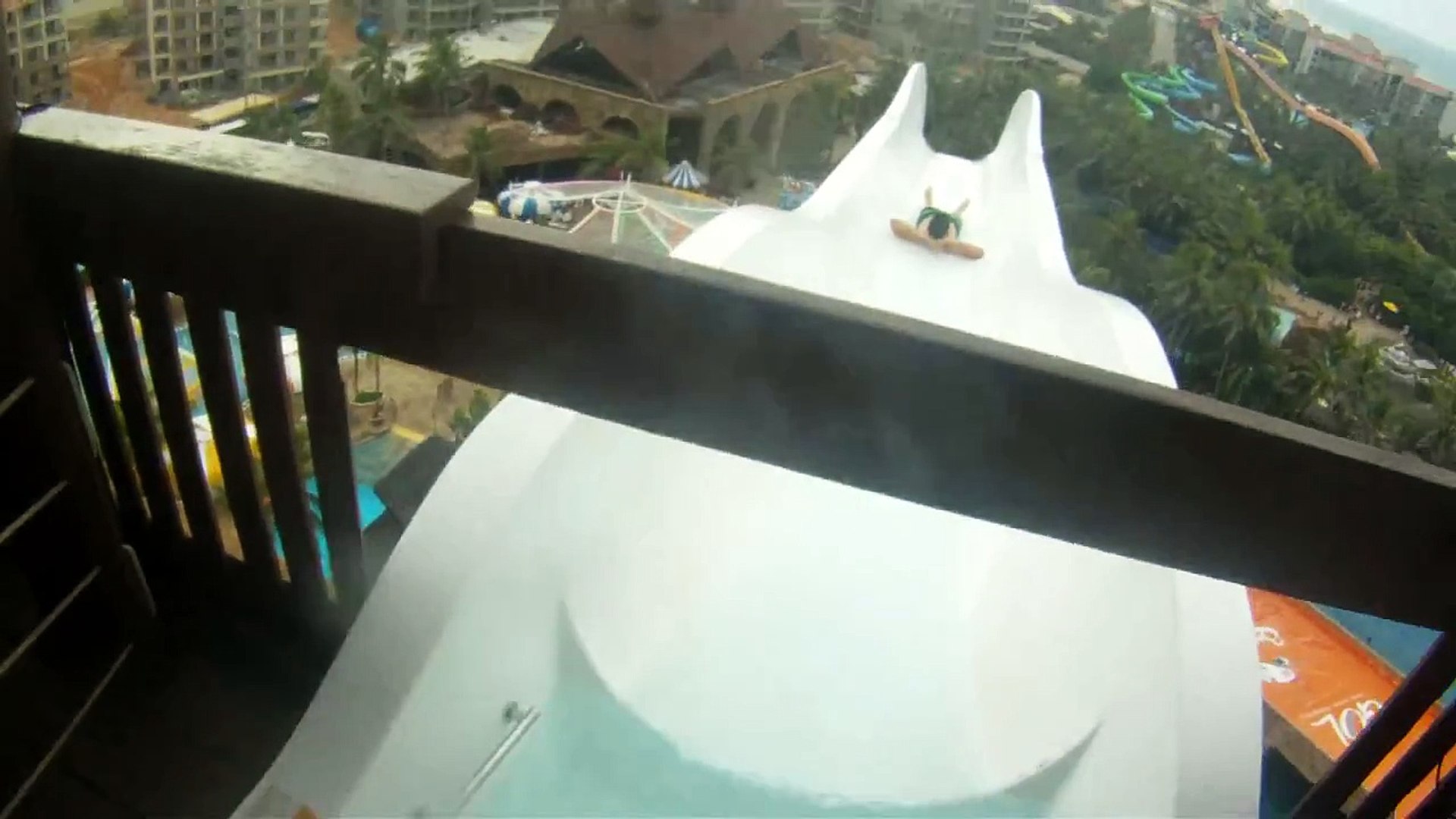Petit tour dans l'actuel plus haut toboggan du monde au Brésil - Vidéo  Dailymotion