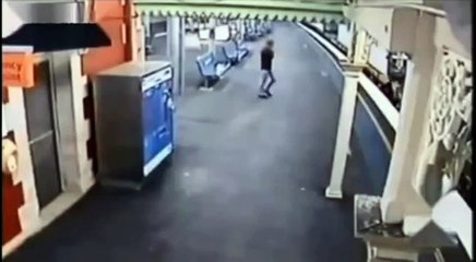 Elle tombe en dessous d'un train et survit miraculeusement