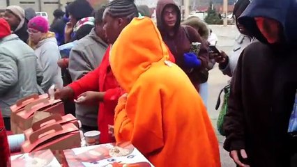 Des SDF se réveillent avec des cadeaux au pied du sapin