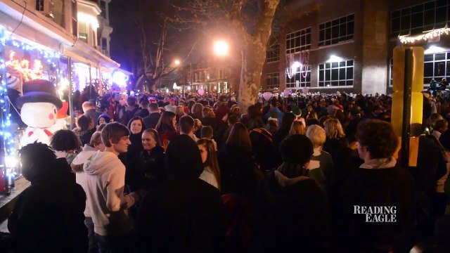 Des milliers de personnes chantent pour une petite fille malade