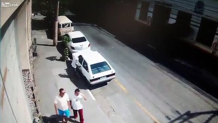 Un voleur de voiture se fait botter les fesses