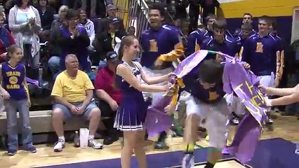 Un nain inscrit un panier dans un match de basket
