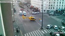 Un hélicoptère se pose au milieu d'un carrefour à Paris