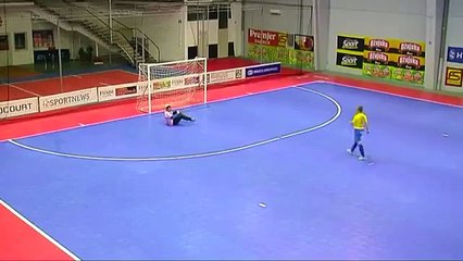 Un gardien de futsal claque un superbe goal !