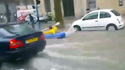 Un kayak dans les rues de Montpellier