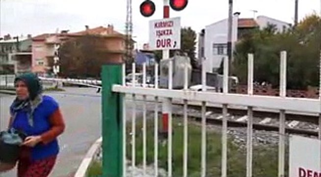 UŞAK’TA ŞEHİR İÇERİSİNDEN GEÇEN TREN YOLU HEMZEMİN GEÇİTLERİNDE BULUNAN VE TREN GEÇECEĞİ ZAMAN KAPANAN BARİYERLERE NE KADAR DİKKAT EDİYORUZ.