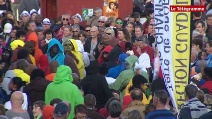 Video herunterladen: Route du Rhum - Destination Guadeloupe. La foule à Saint-Malo