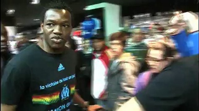 Mandanda en dédicaces sur les Champs-Elysées