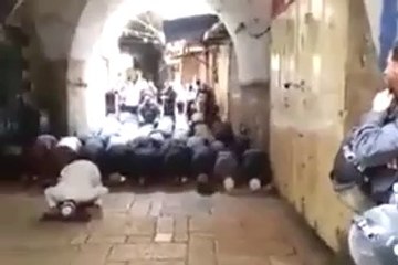 İsrail, Filistinlilere Namazda Saldırdı