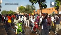 Decenas de miles de personas celebran la dimisión del presidente de Burkina Faso