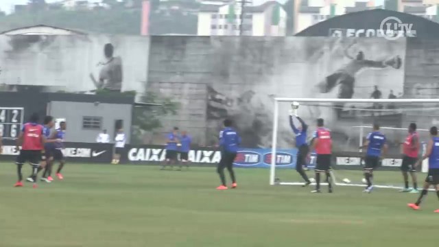 Cássio faz defesas milagrosas em treino no CT Joaquim Grava