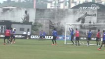 Cássio faz defesas milagrosas em treino no CT Joaquim Grava