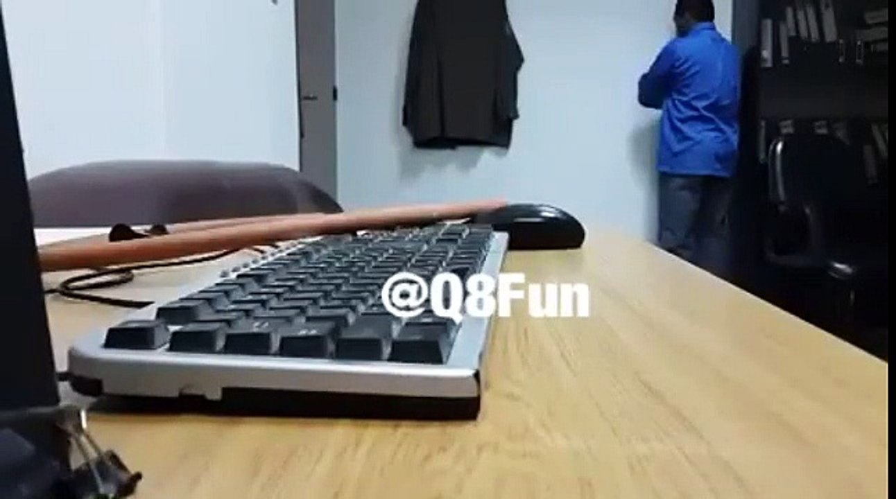 يضرب هندي بعنف