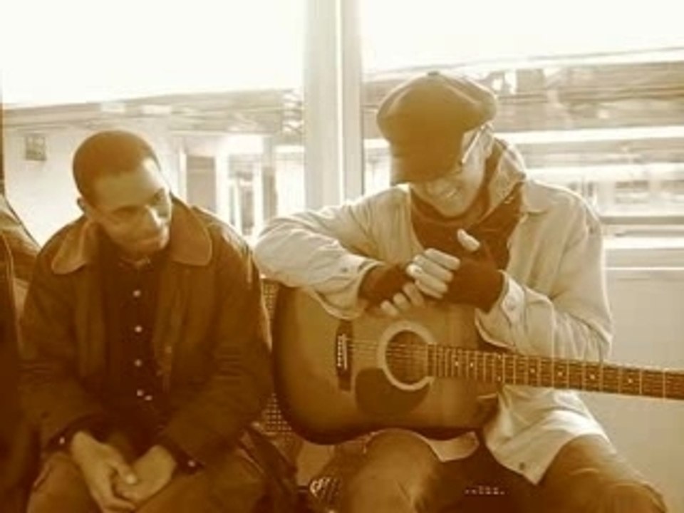 Apprentissage de la guitare à la gare