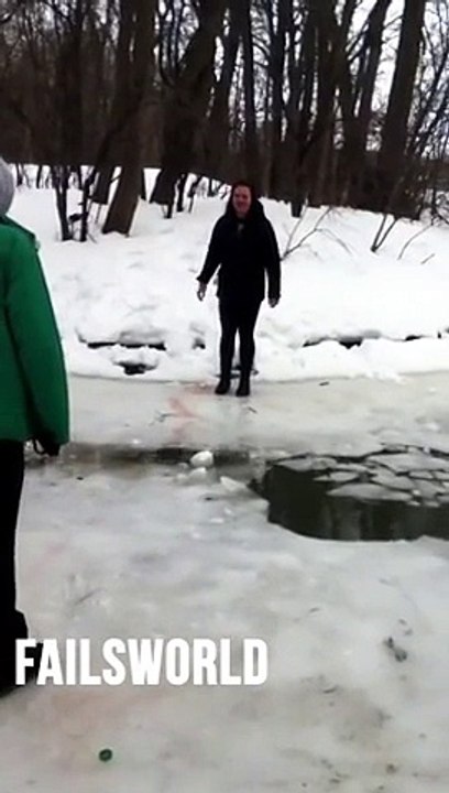 [+18 ~ Sexy Funny Girl]Girl Break Ice With Her Face Failsworld
