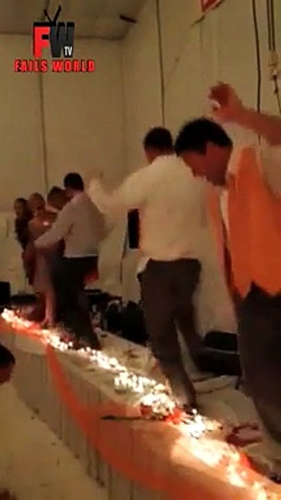[+18 ~ Sexy Funny Girl]Dancing on table gone bad - Fails World