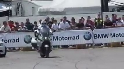 Stunt en una BMW K1600 GTL