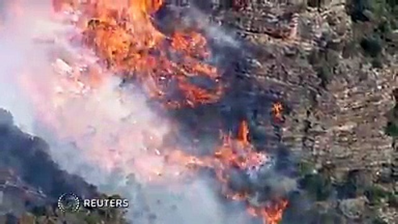 Australia bushfire threatens homes