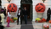 Le couple Obama distribue des friandises pour Halloween