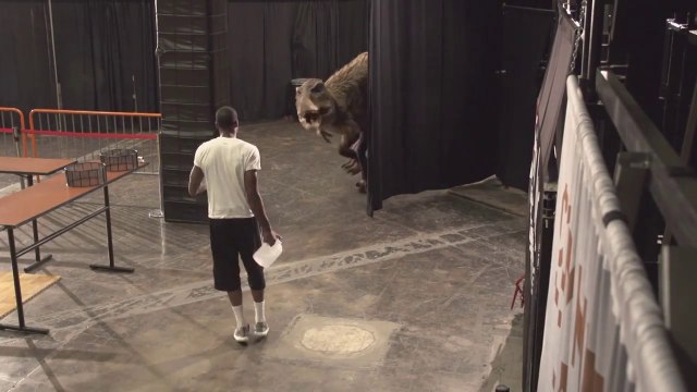 Les Suns de Phoenix se font piéger par un dinosaure! Flippant