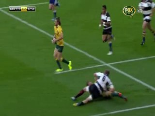 Rob Horne colle une grosse percu à Colin Slade lors de Barbarians - Australie