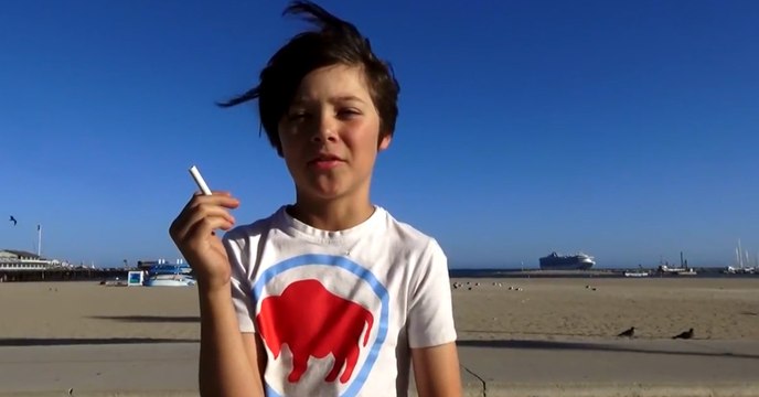 Sigara İçen Çocuk!