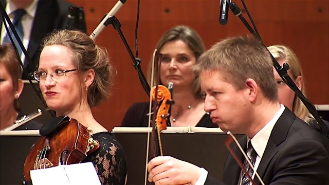 Un orchestre classique essai de jouer après avoir mangé des piments ultra fort!