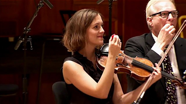 Un orchestre classique joue en mangeant du piment