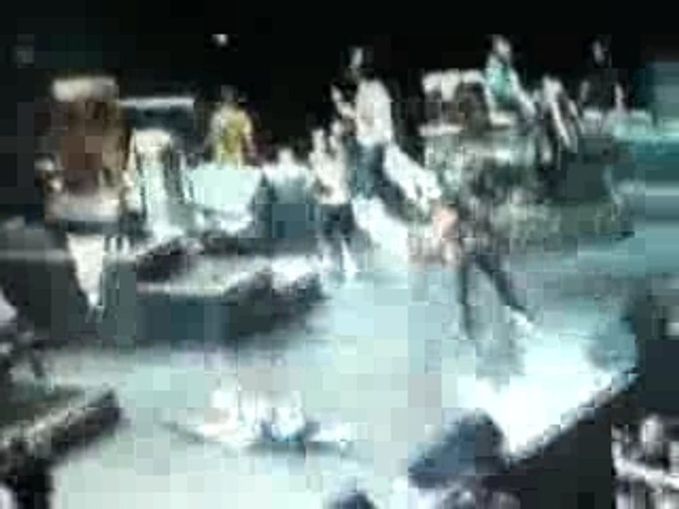 Fergie chute/tombe