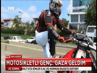 Karayolunda akrobatik hareketler yapan motosikletci gaza gelmiş