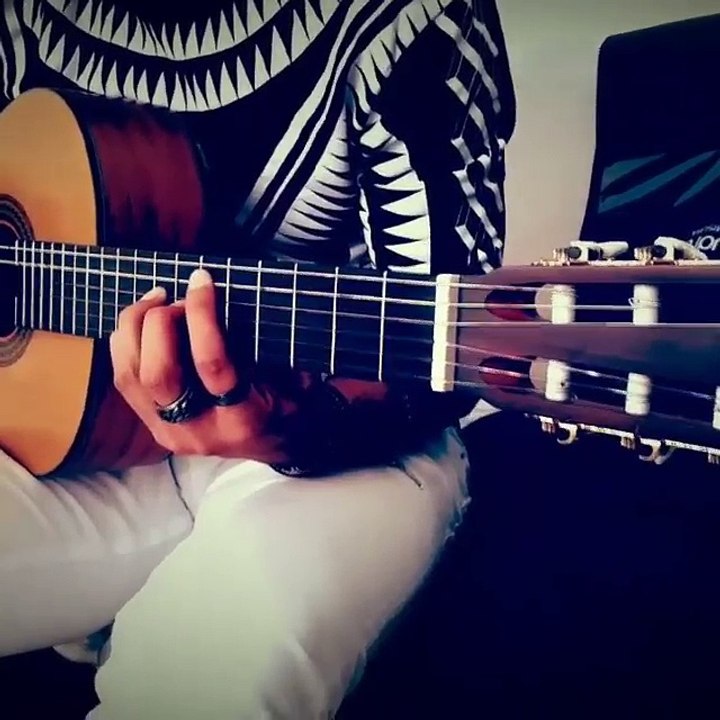 احمد فهمي يغني انجليزي ويعزف
