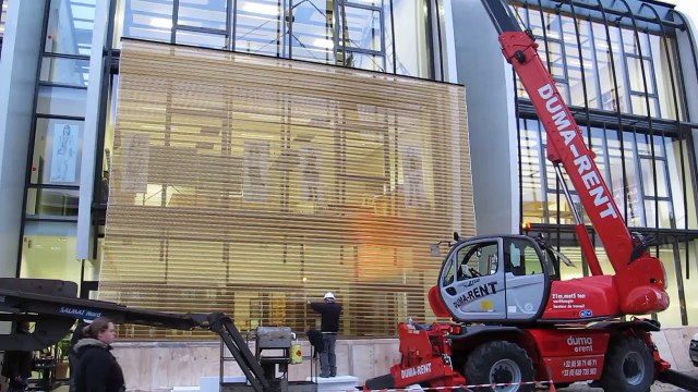Calais : la maille en aluminium cuivrée a été posée sur la façade de l'école d'art