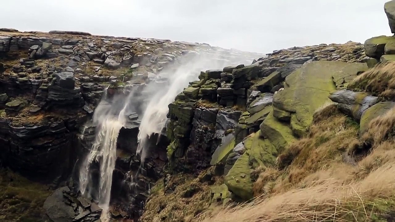 A cause du vent extrême, les chutes d'eau s'envolent en l'air !