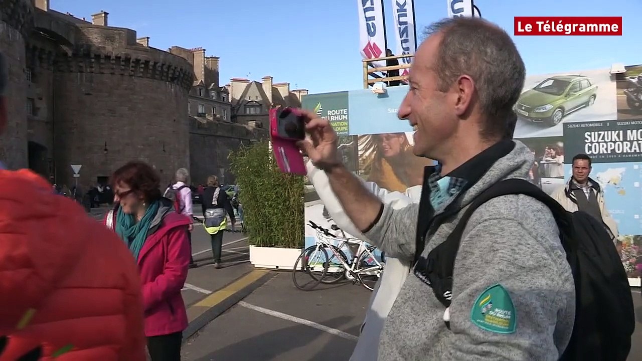 Route du Rhum - Destination Guadeloupe. Foule sur les remparts et les quais