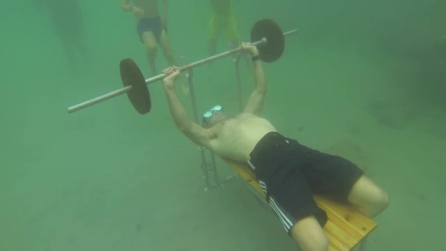 Record du monde 2014 de développé couché en apnée par Gerald Rioual