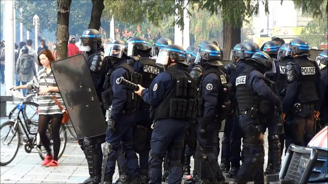 Confronto entre ativistas e policiais deixa feridos em Nantes