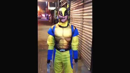 Un homme déguisé en Wolverine danse sur une musique de Beyoncé