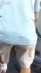 Un homme sans bras et sans jambe se bat